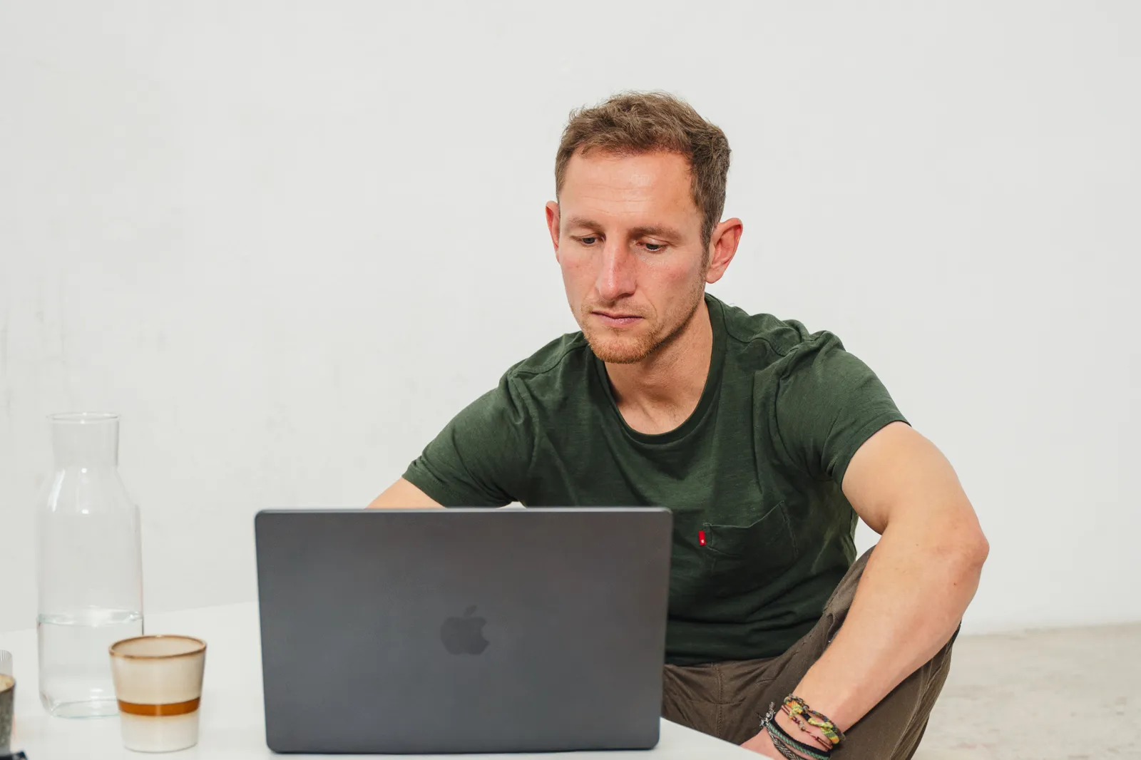 Jens werkt geconcentreerd aan zijn laptop